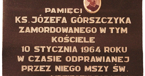 Pamiątkowa tablica w kościele pw. Świętych Piotra i Pawła w Jeleniej Górze-Maciejowej
