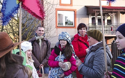 Kolędnicy misyjni w Bobrownikach wraz z Ruslanem i Ewą