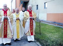 Kapłani asystujący biskupowi nominatowi: ks. infułat Helmut Sobeczko i ks. prałat Ginter Żmuda 
