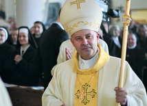  Bp Rudolf Pierskała błogosławi i pozdrawia wiernych zgromadzonych na uroczystości 