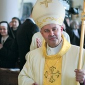  Bp Rudolf Pierskała błogosławi i pozdrawia wiernych zgromadzonych na uroczystości 