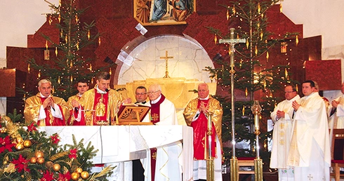Biskup Roman Pindel  podczas prymicji w wadowickim kościele św. Piotra Apostoła