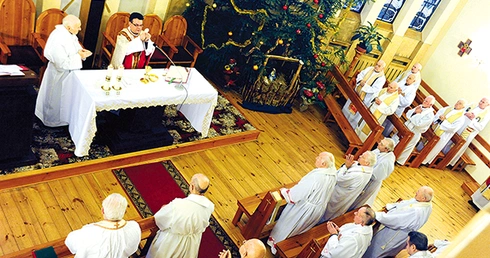 Codzienna poranna Msza św. koncelebrowana w kaplicy, zwanej w seminaryjnym gmachu emerycką. Przewodniczy ks. Maciej Kornata
