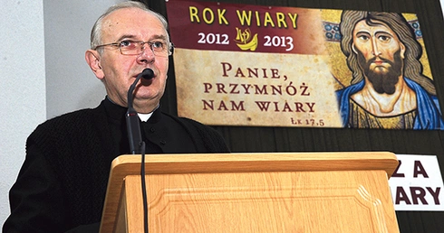  Redaktor publikacji podczas sympozjum poświęconego katechezie