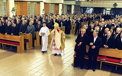 Podczas spotkania odnowiono przyrzeczenia chrzcielne. Celebracji przewodniczył  bp Henryk Tomasik 