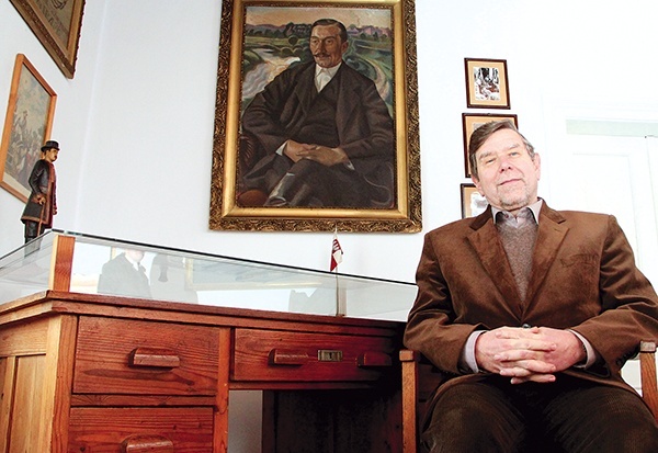  Marek Steindel, prawnuk Witosa, przy biurku premiera w domu w Wierzchosławicach 
