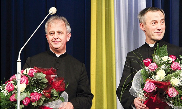  Nominaci święcenia przyjmą 25 stycznia Poniżej po lewej: Herb biskupa nominata Jana Piotrowskiego Poniżej z prawej: Herb biskupa nominata Stanisława Salaterskiego