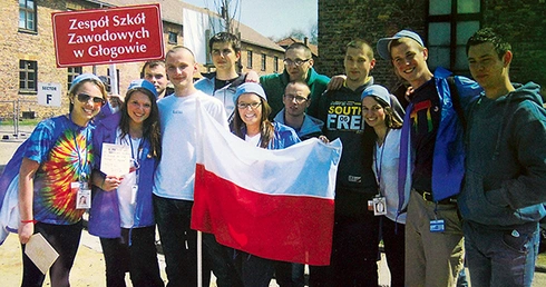  Głogowska młodzież każdego roku uczestniczy w Marszu Żywych w Auschwitz ... 
