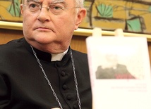 Abp Henryk Hoser podczas prezentacji książki w siedzibie Konferencji Episkopatu Polski