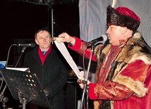  Andrzej Grzyb odczytuje akt lokacyjny miasta Zaklikowa