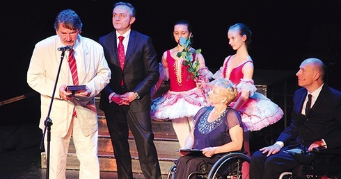 Wojciech Szczurek (drugi z lewej) wręczył laureatom konkursu medale i nagrody