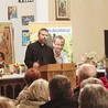Ks. dr hab. Antoni Bartoszek podczas wykładu w domu parafialnym św. Anny w Zabrzu
