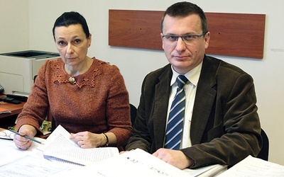Naczelnik pionu śledczego IPN Katowice prokurator Ewa Koj oraz prokurator  Marek Skwara nad dokumentacją śledztwa  w sprawie zamachu na życie Jana Pawła II