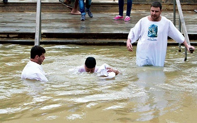  10. 01.2014 Jordan, Ziemia Święta. Chrześcijanie wchodzą  do Jordanu podczas dorocznej pielgrzymki łacińskiego  Kościoła nad Jordan