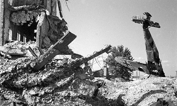 Po nalotach Stalingrad zamienił się w morze gruzów i ruin 