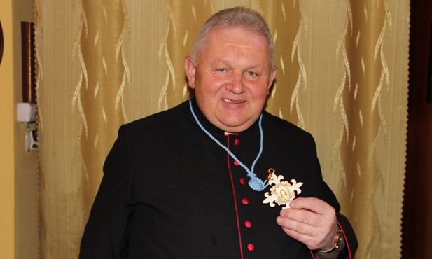 W 2009 roku obdarzony został godnością Honorowego Kapelana Lourdes