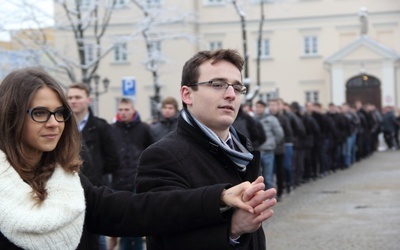 Maturzysci tańczą poloneza na Starym Rynku w Łowiczu