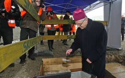 Plac pod budowę ośrodka poświęcił bp Mieczysław Cisło