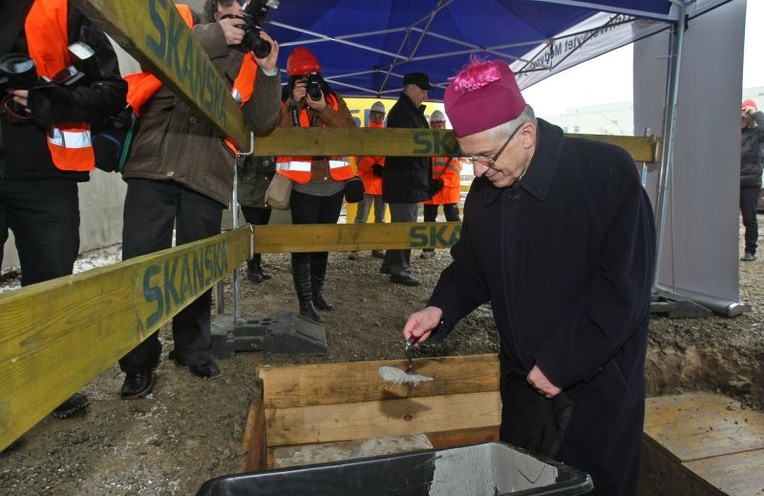 Plac pod budowę ośrodka poświęcił bp Mieczysław Cisło