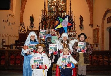 Kolędnicy z okładki "Małego Gościa"