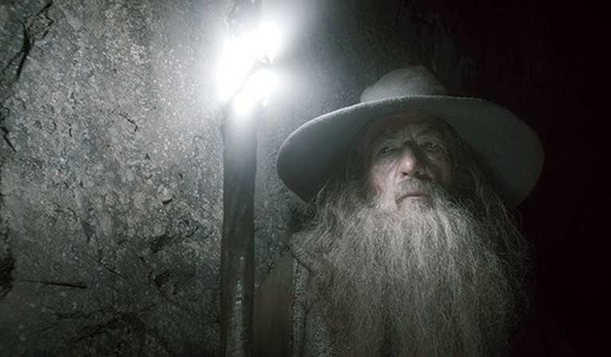 Dobre „czary” Gandalfa. Dlaczego w świecie pełnym zagrożeń duchowych Tolkien ma taryfę ulgową?