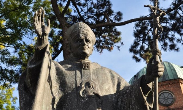 Pomnik Jana Pawła II przed płocką katedrą