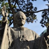 Pomnik Jana Pawła II przed płocką katedrą