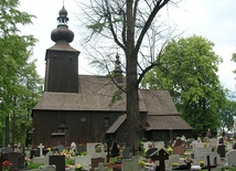 Unikatowy, drewniany kościół w Ćwiklicach powstał w 1466 roku