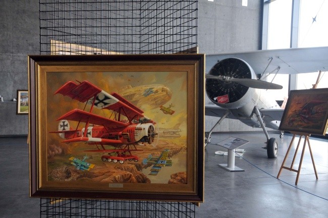 Surrelistyczne obrazy w Muzuem Lotnictwa