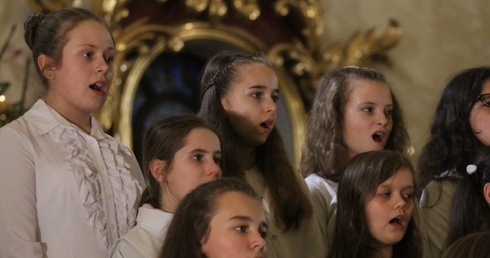 Plejada gwiazdek w kościele