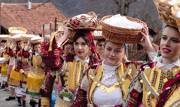 19.01.2014. Bitusa. Macedonia. Prawosławne obchody święta Epifanii (Objawienia Pańskiego). Kobiety zanoszą do świątyni własnoręcznie wypieczone chleby, które zostaną pobłogosławione w cerkwi.