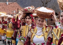 19.01.2014. Bitusa. Macedonia. Prawosławne obchody święta Epifanii (Objawienia Pańskiego). Kobiety zanoszą do świątyni własnoręcznie wypieczone chleby, które zostaną pobłogosławione w cerkwi.