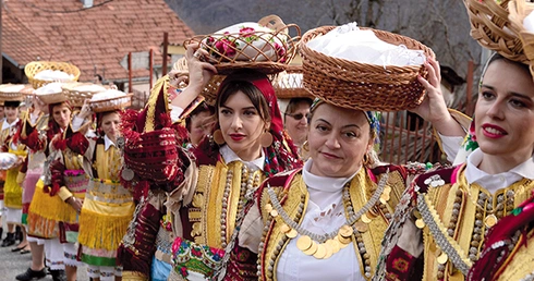 19.01.2014. Bitusa. Macedonia. Prawosławne obchody święta Epifanii (Objawienia Pańskiego). Kobiety zanoszą do świątyni własnoręcznie wypieczone chleby, które zostaną pobłogosławione w cerkwi.