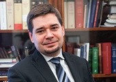 Wiceminister sprawiedliwości Michał Królikowski w życiu i pracy kieruje się sumieniem i nie ukrywa katolickich poglądów. Zdaniem przeciwników powinien zostać  za to zdymisjonowany