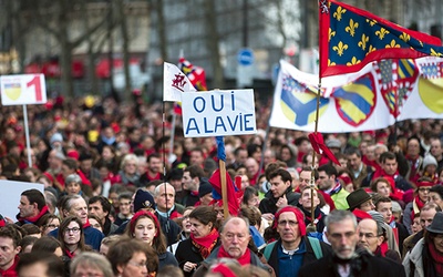 19 stycznia Francuzi tłumnie demonstrowali w Paryżu, domagając się ochrony życia nienarodzonych dzieci. Wyrazili też poparcie dla hiszpańskiego rządu, który zamierza ograniczyć możliwość aborcji