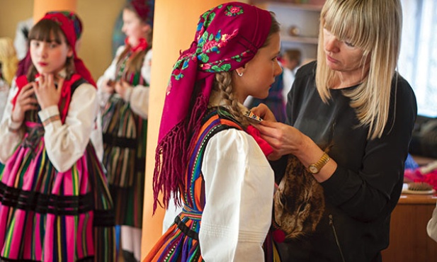 Małgorzata Malczewska przygotowuje zespół wokalny  ze Szkoły Podstawowej  w Drzewicy do występu