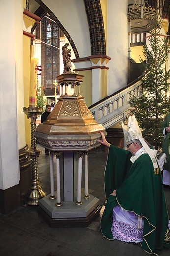 Abp Skworc złożył znicz przed chrzcielnicą, przy której przyjął chrzest ks. Macha