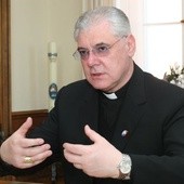 Abp Müller: Kościół to nie tylko papież