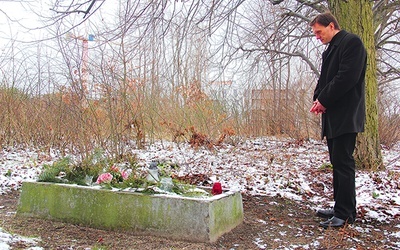 Jeden z dwóch ocalonych grobów wciąż odwiedza rodzina zmarłego