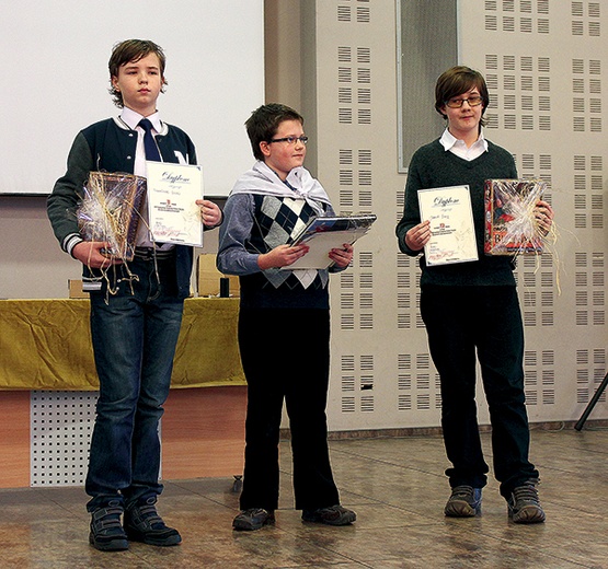  Zwycięzcy konkursu: Franciszek Golaś (II miejsce), Paweł Kocybała (I miejsce) i Jakub Siwy (III miejsce) 