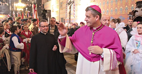 Bp Roman Pindel pozdrawia wiernych zebranych w konkatedrze