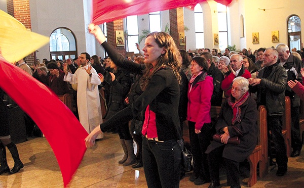 Dynamiczne i spontaniczne uwielbienie to już naturalna potrzeba uczestników  Mszy św. animowanej przez wspólnotę DSNE w bielskim kościele św. Pawła