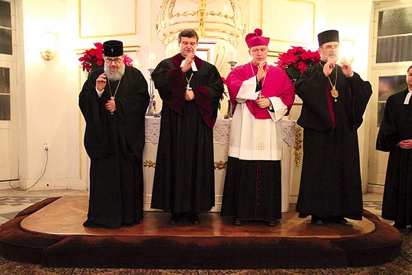  Zwieńczeniem nabożeństwa było pasterskie błogosławieństwo. Od lewej: prawosławny abp Jeremiasz, ewangelicki bp Ryszard Bogusz, abp Józef Kupny i greckokatolicki  bp Włodzimierz Juszczak