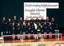Śpiewacy z tarnobrzeskiego Zakrzowa wystąpili w strażackich mundurach 