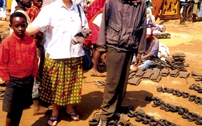  Sklep z obuwiem w Tanzanii. Chorzy próbują utrzymywać się z handlu lub żebraniny 