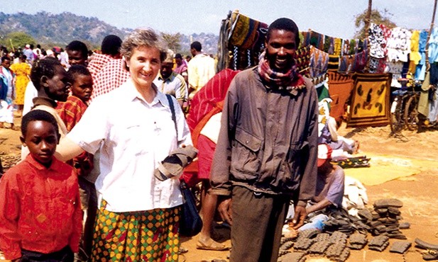  Sklep z obuwiem w Tanzanii. Chorzy próbują utrzymywać się z handlu lub żebraniny 
