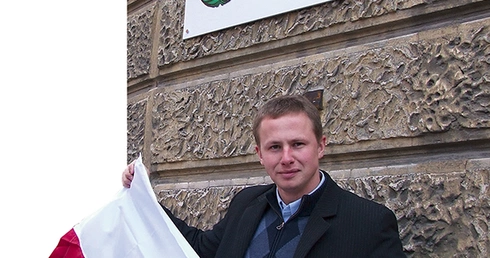 KSM od wielu lat zachęca diecezjan do wieszania flag przy okazji świąt narodowych. Na zdjęciu K. Kumięga