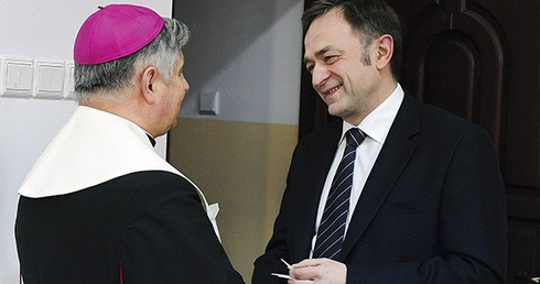  Z ordynariuszem opłatkiem łamie się prezes Zbigniew Skuza