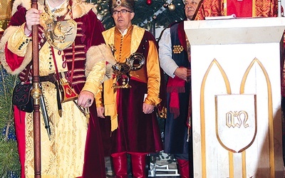 Członkowie Bractwa Kurkowego uczestniczyli  we Mszy św. ubrani w stroje z epoki. Eucharystii przewodniczył ks. Andrzej Tuszyński
