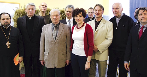 Spotkanie ekumeniczne w Zielonej Górze. Od lewej: ks. A. Dudra, ks. S. Stawowczyk,  pastor M. Majewski,  pastor S. Krawiec, pastor D. Lik, M. Mielczarek, ks. T. Gierasimczyk, pastor M. Socha, ks. Z. Stekiel,  pastor W. Iskraut